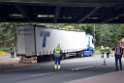 LKW blieb unter Bruecke haengen Koeln Ehrenfeld Innere Kanalstr Hornstr P342